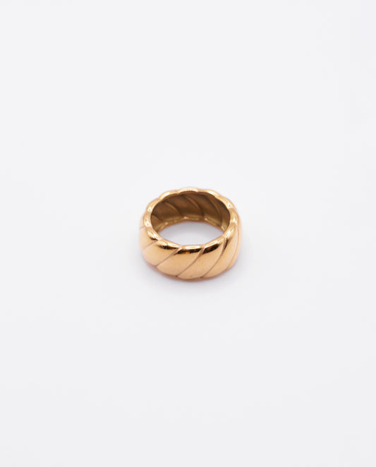 Wisteria - 18k gold plated bold and elegant gold-tone ring