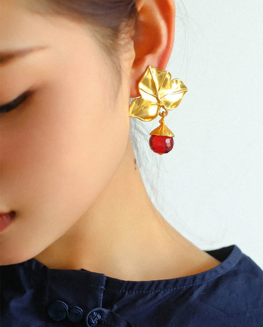 Charlotte - 18k gold plated stud earrings leaf shape with red stone