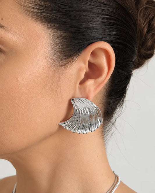 Wrenlin - 18k gold plated wave-like patterns stud earrings , silver color