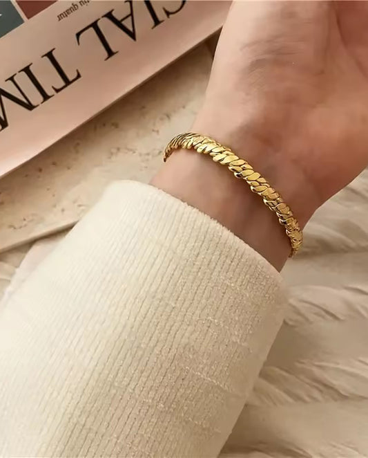 Evora - 18k gold plated sophisticated and modern bracelet