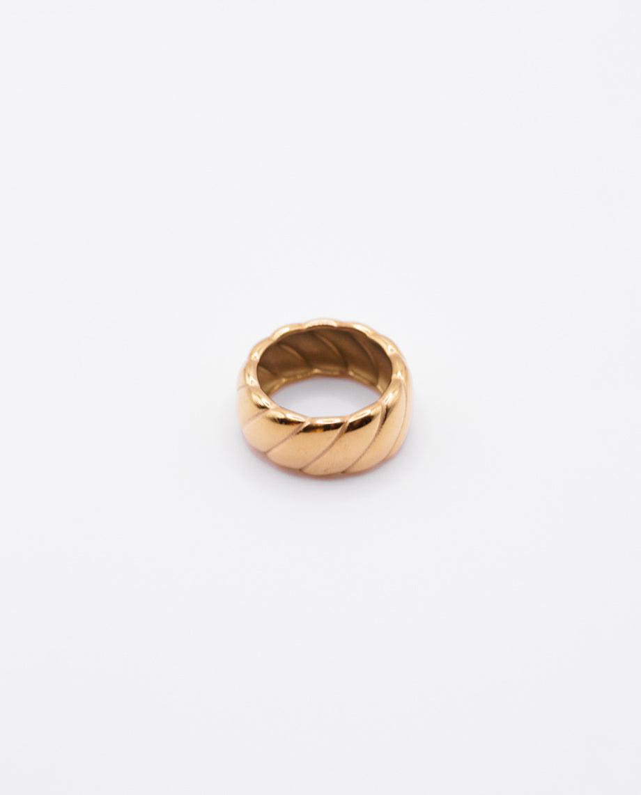 Wisteria - 18k gold plated bold and elegant gold-tone ring