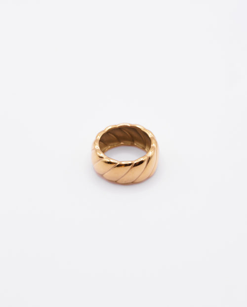 Wisteria - 18k gold plated bold and elegant gold-tone ring