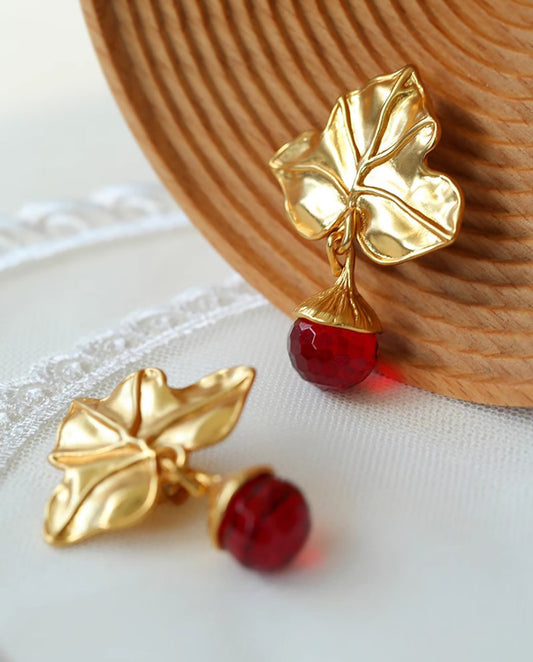 Charlotte - 18k gold plated stud earrings leaf shape with red stone